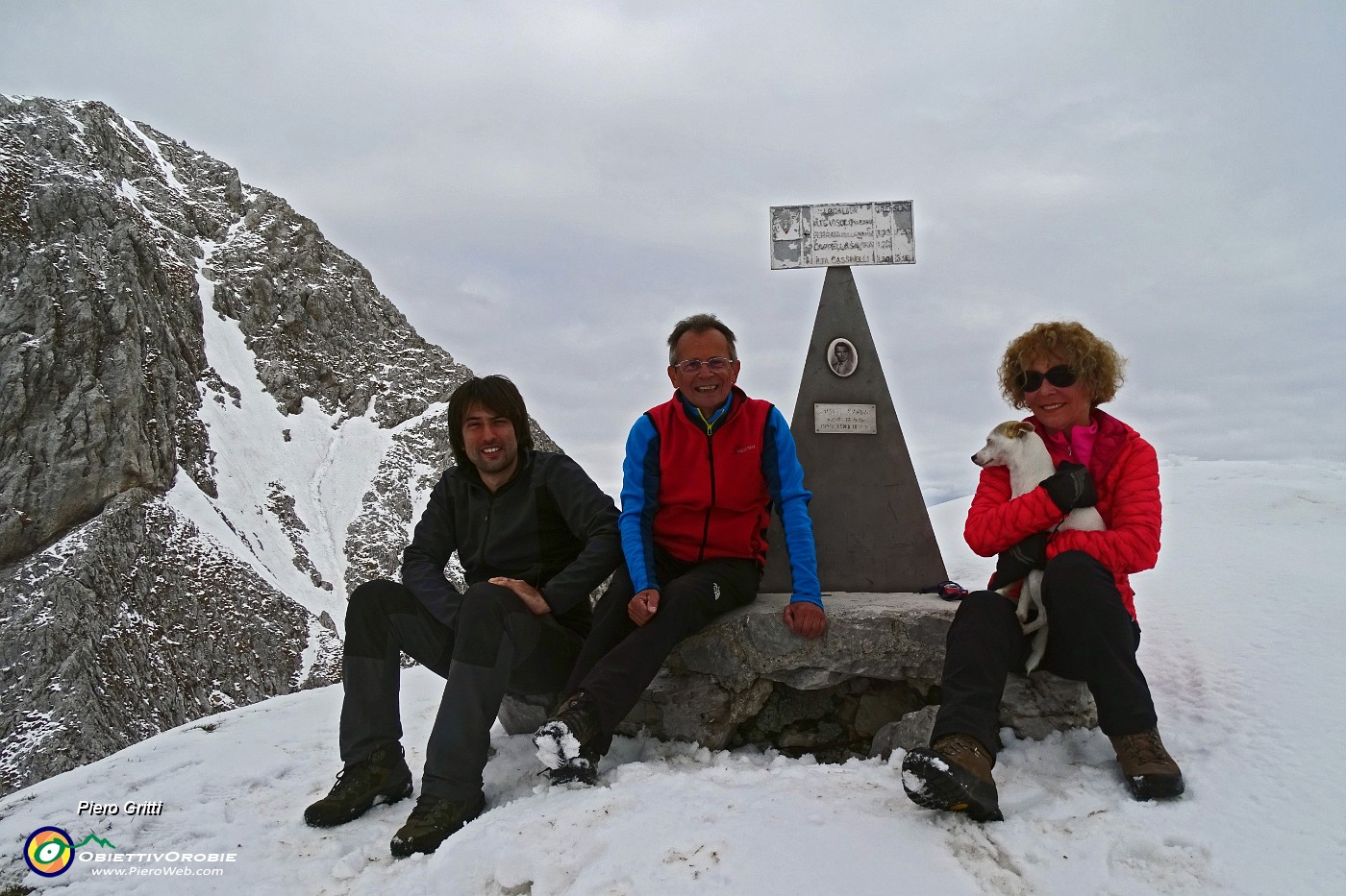 01 In vetta al Monte Visolo (2369 m) nel massiccio della Presolana.JPG -                                